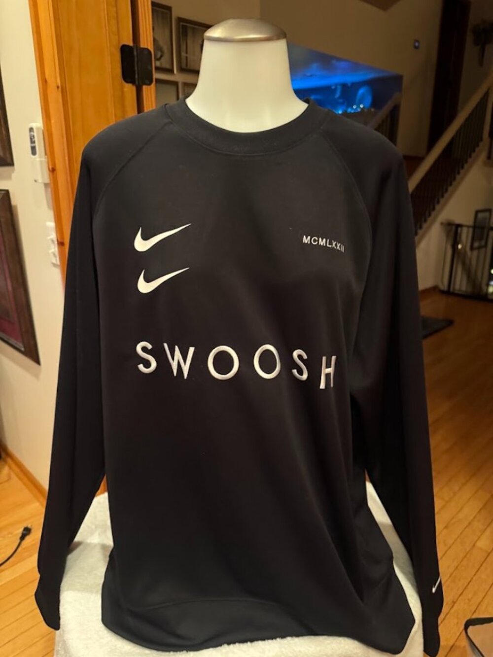 Nike Swoosh Men's Large Black Long Sleeve Crewneck Graphic Sweatshirt Pullover